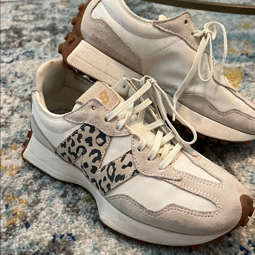 New Balance 327 size 7 White and Beige Sneakers